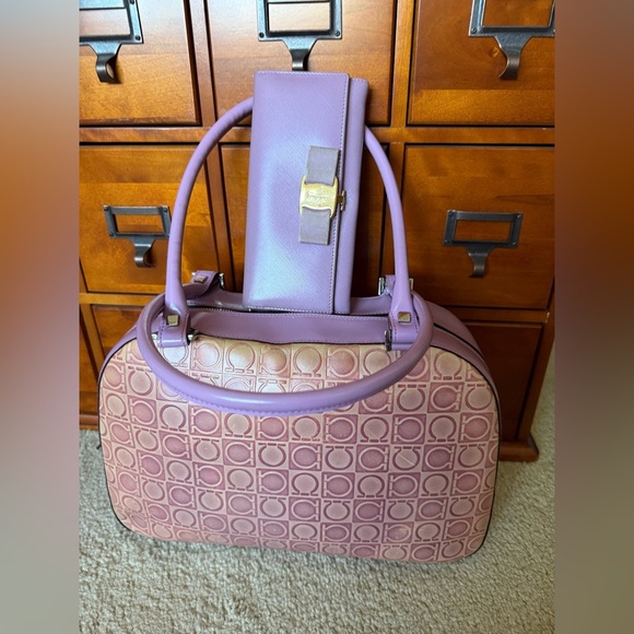 Authentic Salvador Ferragamo bowling bag and matching wallet. Awesome set - Picture 2 of 5